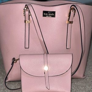 Non-authentic Kate Spade purse. Paid 100 still has the plastic on the zipper.
